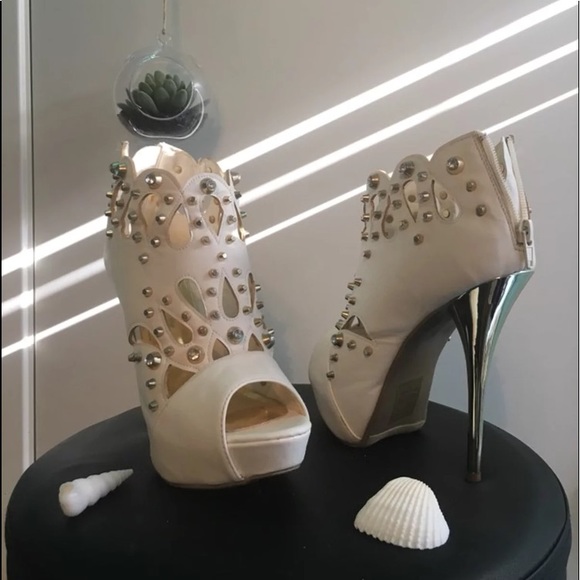 Gold studded booties - Picture 2 of 4
